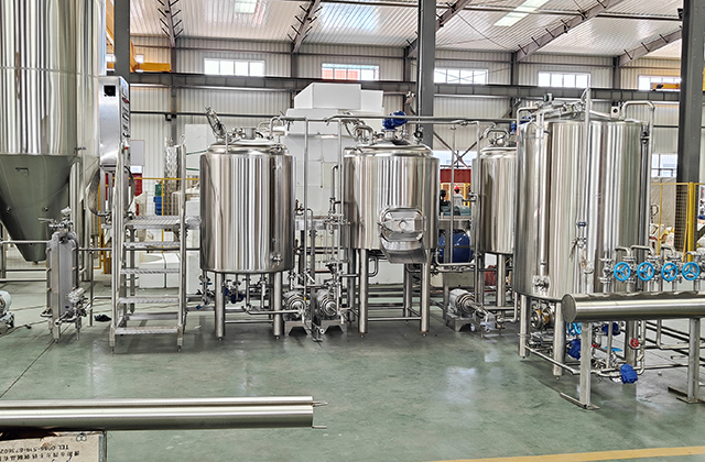 500L 3 Vessels Microbrewery Beer System Equipment in Cyprus