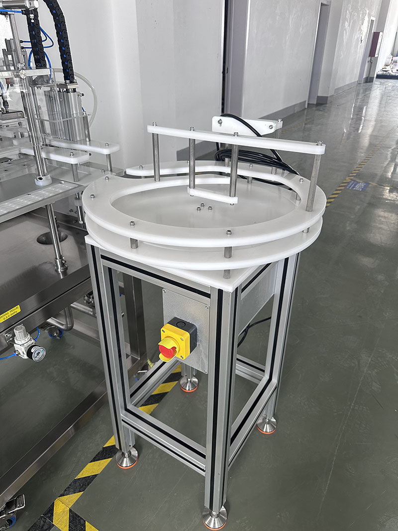 Feeding table of canning machine