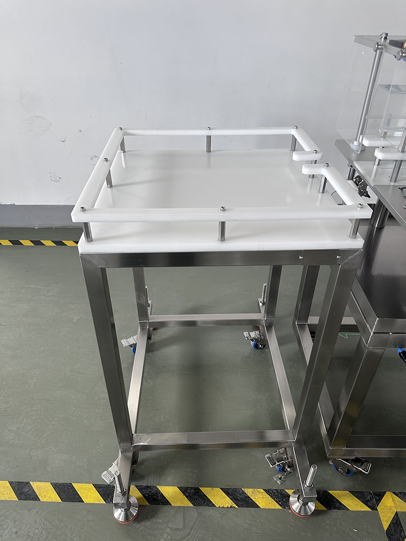 Collecting table of canning machine